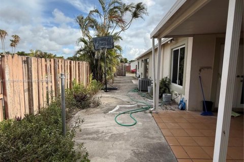 House in Hialeah, Florida 4 bedrooms, 126.81 sq.m. № 1802696 - photo 19