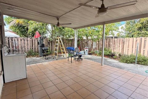 House in Hialeah, Florida 4 bedrooms, 126.81 sq.m. № 1802696 - photo 15