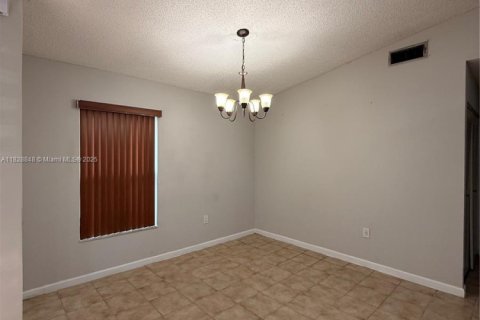 House in Hialeah, Florida 4 bedrooms, 126.81 sq.m. № 1802696 - photo 4