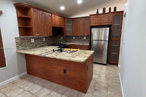 House in Hialeah, Florida 4 bedrooms, 126.81 sq.m. № 1802696 - photo 2