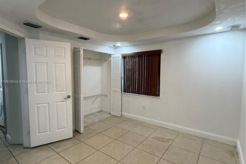 House in Hialeah, Florida 4 bedrooms, 126.81 sq.m. № 1802696 - photo 9