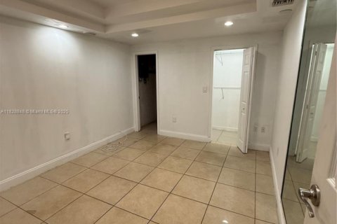 House in Hialeah, Florida 4 bedrooms, 126.81 sq.m. № 1802696 - photo 10
