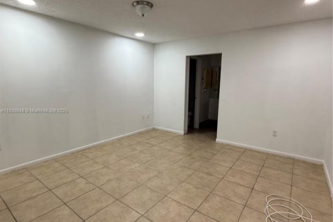 House in Hialeah, Florida 4 bedrooms, 126.81 sq.m. № 1802696 - photo 11