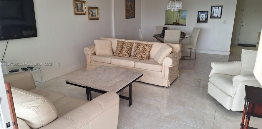 Кондоминиум с 2 спальнями в Дания-Бич, Флорида № 1973253