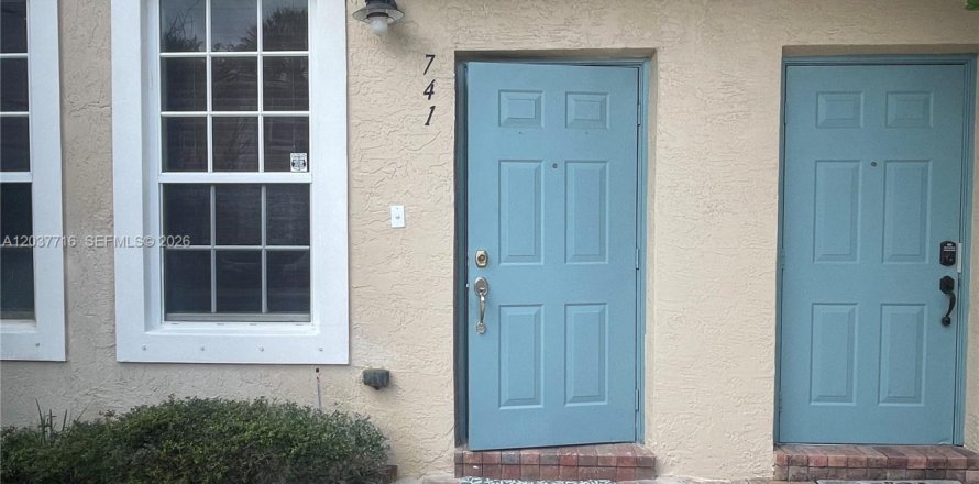 Townhouse in Plantation, Florida 2 bedrooms, 118.91 sq.m. № 2086680