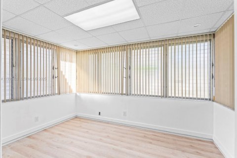 House in Miami, Florida 3 bedrooms, 114.27 sq.m. № 1994960 - photo 10