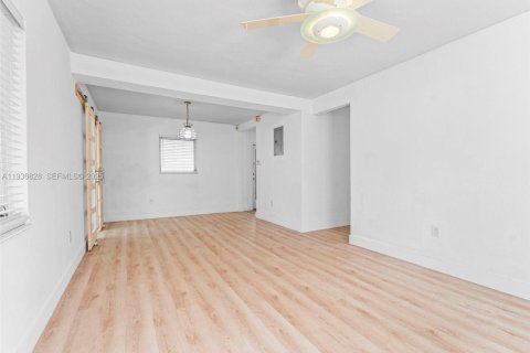 House in Miami, Florida 3 bedrooms, 114.27 sq.m. № 1994960 - photo 4