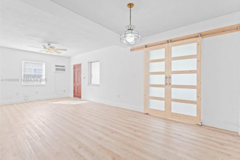 House in Miami, Florida 3 bedrooms, 114.27 sq.m. № 1994960 - photo 8