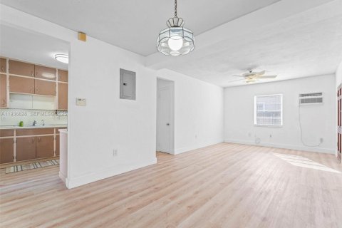 House in Miami, Florida 3 bedrooms, 114.27 sq.m. № 1994960 - photo 7