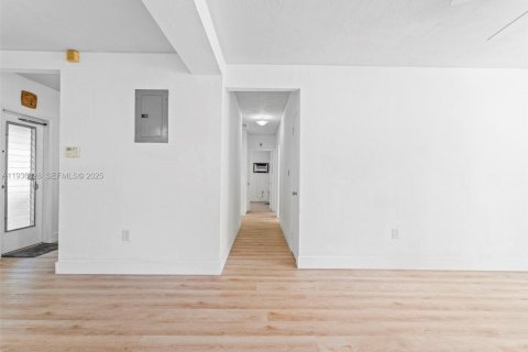 House in Miami, Florida 3 bedrooms, 114.27 sq.m. № 1994960 - photo 5