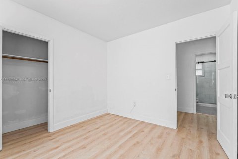 House in Miami, Florida 3 bedrooms, 114.27 sq.m. № 1994960 - photo 15