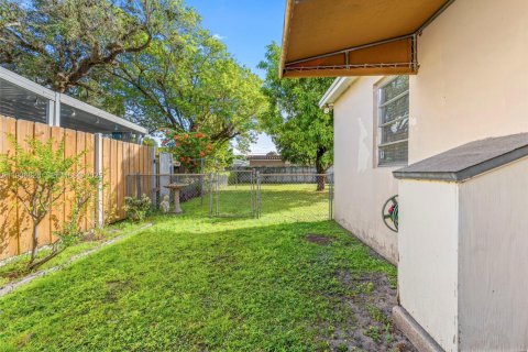 House in Miami, Florida 3 bedrooms, 114.27 sq.m. № 1994960 - photo 20