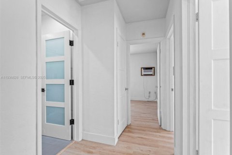 House in Miami, Florida 3 bedrooms, 114.27 sq.m. № 1994960 - photo 12