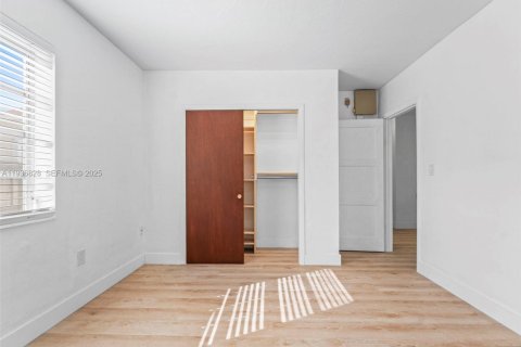 House in Miami, Florida 3 bedrooms, 114.27 sq.m. № 1994960 - photo 19