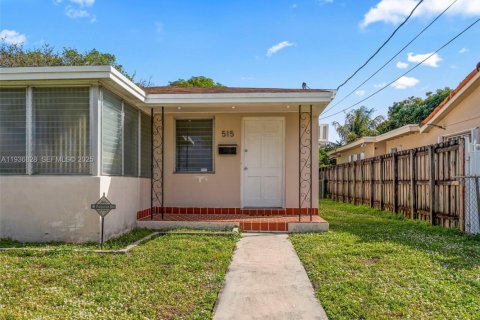 House in Miami, Florida 3 bedrooms, 114.27 sq.m. № 1994960 - photo 3