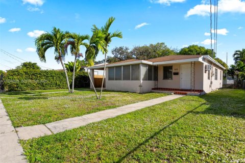 House in Miami, Florida 3 bedrooms, 114.27 sq.m. № 1994960 - photo 24