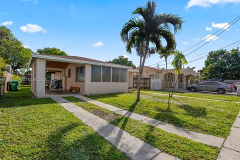 House in Miami, Florida 3 bedrooms, 114.27 sq.m. № 1994960 - photo 25