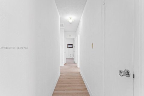 House in Miami, Florida 3 bedrooms, 114.27 sq.m. № 1994960 - photo 11