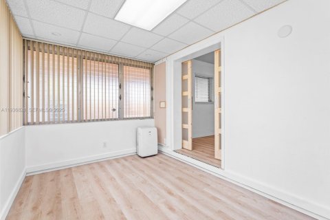 House in Miami, Florida 3 bedrooms, 114.27 sq.m. № 1994960 - photo 6