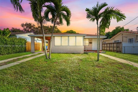 House in Miami, Florida 3 bedrooms, 114.27 sq.m. № 1994960 - photo 1