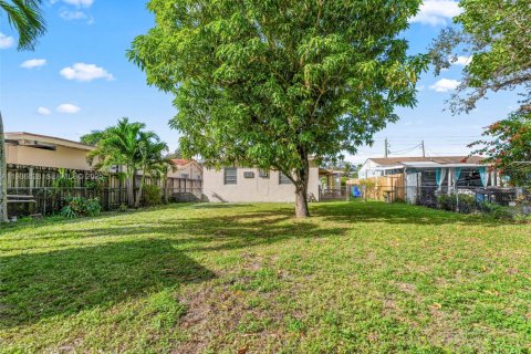 House in Miami, Florida 3 bedrooms, 114.27 sq.m. № 1994960 - photo 22