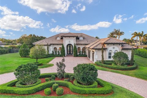 Купить виллу или дом в Дейви, Флорида 5 спален, 408.77м2, № 1882016 - фото 1