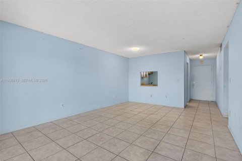 Condo in Lauderhill, Florida, 2 bedrooms  № 1994450 - photo 11