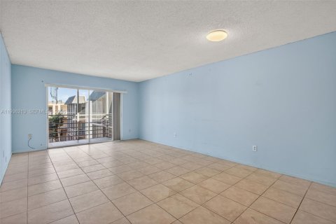 Condo in Lauderhill, Florida, 2 bedrooms  № 1994450 - photo 8