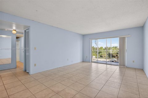 Condo in Lauderhill, Florida, 2 bedrooms  № 1994450 - photo 9