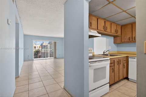 Condo in Lauderhill, Florida, 2 bedrooms  № 1994450 - photo 5