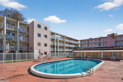 Condo in Lauderhill, Florida, 2 bedrooms  № 1994450 - photo 22