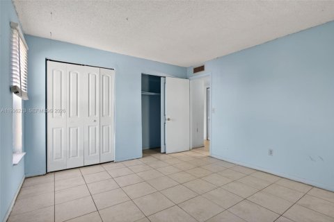 Condo in Lauderhill, Florida, 2 bedrooms  № 1994450 - photo 17