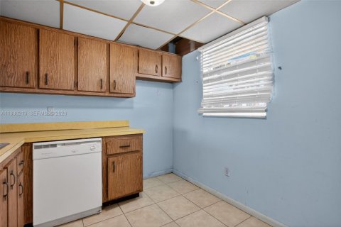 Condo in Lauderhill, Florida, 2 bedrooms  № 1994450 - photo 4