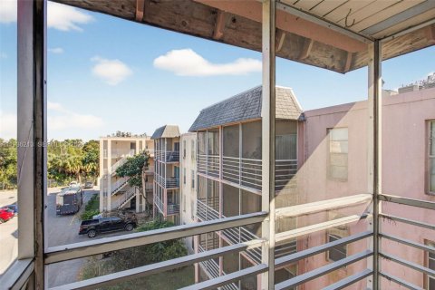 Condo in Lauderhill, Florida, 2 bedrooms  № 1994450 - photo 14