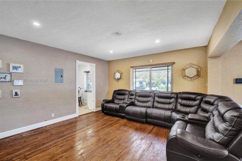 Купить виллу или дом в Холливуд, Флорида 3 спальни, 107.3м2, № 2034103 - фото 1