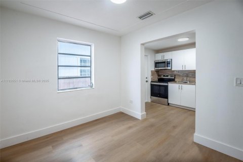 Propiedad comercial en venta en Miami Beach, Florida, 215.07 m2 № 1639504 - foto 12