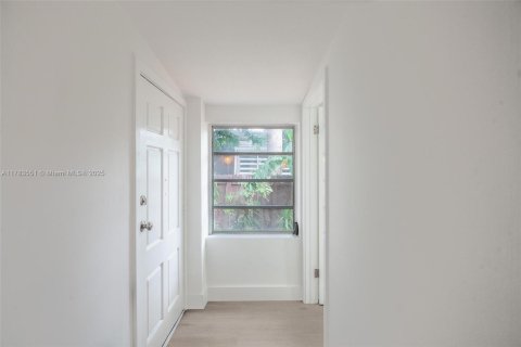 Propiedad comercial en venta en Miami Beach, Florida, 215.07 m2 № 1639504 - foto 11