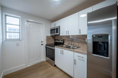 Propiedad comercial en venta en Miami Beach, Florida, 215.07 m2 № 1639504 - foto 19