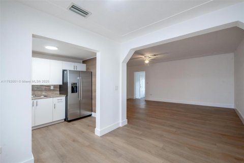 Propiedad comercial en venta en Miami Beach, Florida, 215.07 m2 № 1639504 - foto 10