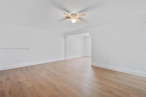 Propiedad comercial en venta en Miami Beach, Florida, 215.07 m2 № 1639504 - foto 13