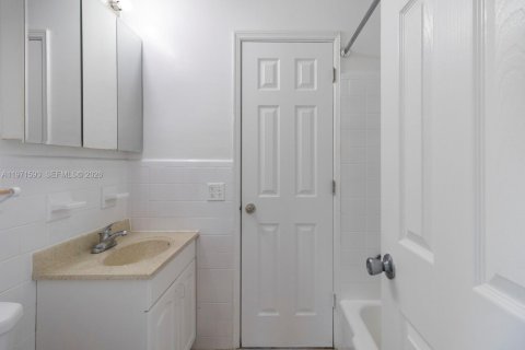 Снять в аренду квартиру в Форт-Лодердейл, Флорида 1 спальня, 46.45м2, № 2032314 - фото 15