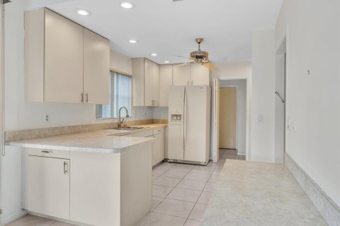 House in Boynton Beach, Florida 3 bedrooms, 211.63 sq.m. № 2176190 - photo 10