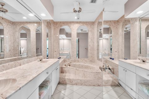 House in Boynton Beach, Florida 3 bedrooms, 211.63 sq.m. № 2176190 - photo 19