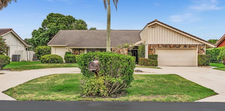House in Boynton Beach, Florida 3 bedrooms, 211.63 sq.m. № 2176190