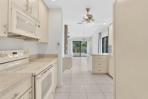House in Boynton Beach, Florida 3 bedrooms, 211.63 sq.m. № 2176190 - photo 12