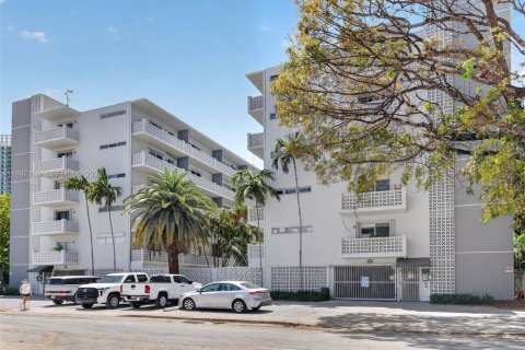 Condo in Miami Beach, Florida, 1 bedroom  № 2059213 - photo 27