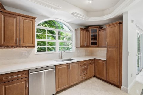 Townhouse in Key Biscayne, Florida 3 bedrooms, 157.93 sq.m. № 2240696 - photo 11
