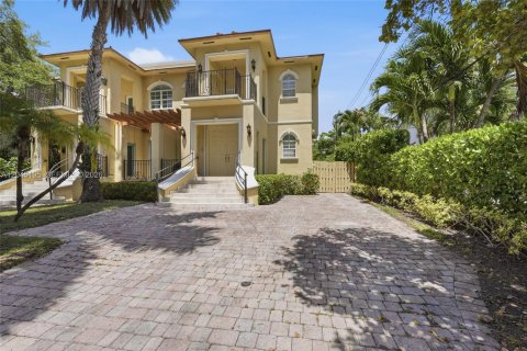 Townhouse in Key Biscayne, Florida 3 bedrooms, 157.93 sq.m. № 2240696