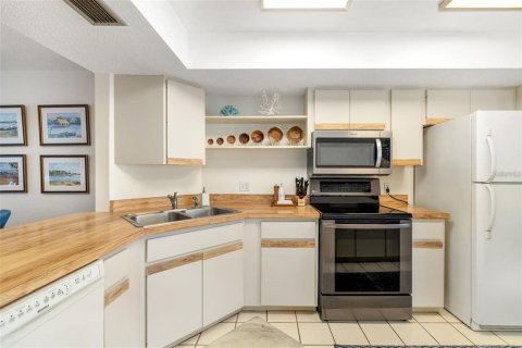 Condo in Sarasota, Florida, 2 bedrooms № 2104356 - photo 9