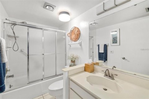 Condo in Sarasota, Florida, 2 bedrooms № 2104356 - photo 25